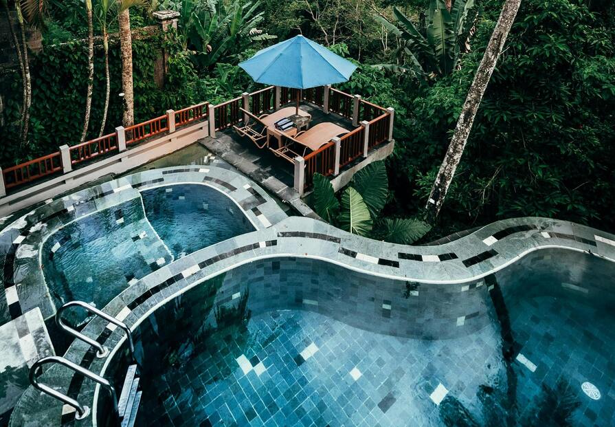 Infinity Pool im Regenwald